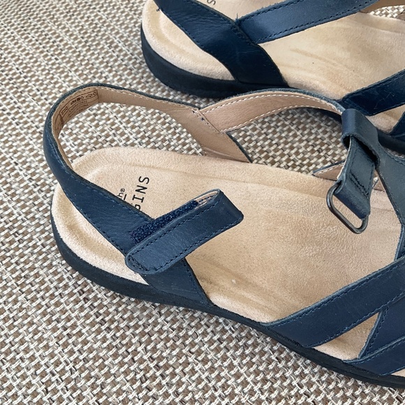 Earth Origins Sandals navy blue. 7 1/2 medium. - Picture 3 of 9